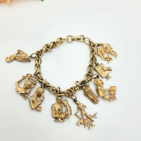 Vintage Coro Gold ten commandments charm bracelet - Picture 1 of 8